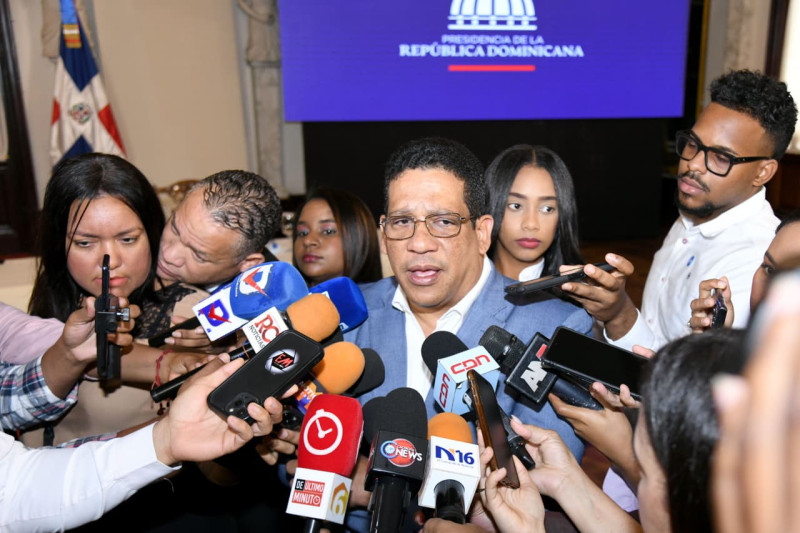 Reporteros entrevistan a Carlos Pimentel, director de la Dirección General de Contrataciones Públicas.