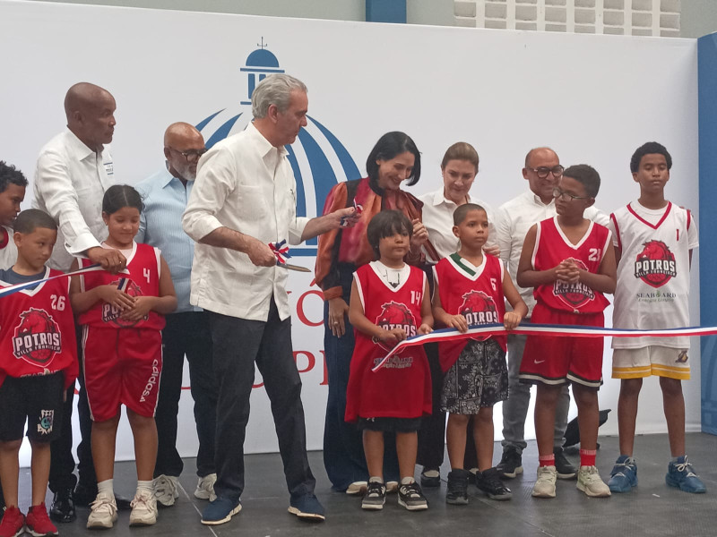 El presidente Luis Abinader luego de cortar la cinta para dejar reinaugurado el polideportivo techado del club Villa Francisca.