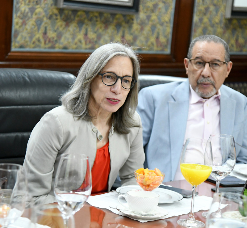 La viceministra de Servicios Técnicos Pedagógicos del Minerd, Ancell Scheker Mendoza. A su lado, el viceministro Oscar Amargós Pérez.