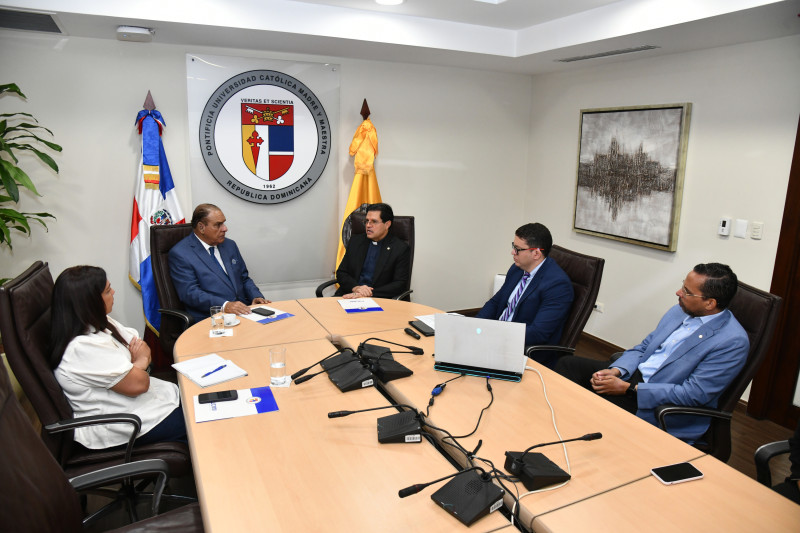 Miguel Franjul, director de Listín Diario, conversa con el padre Secilio Espinal, rector de la PUCMM. Presentes Zoilo García, Luis Trinidad y Doris Pantaleón.