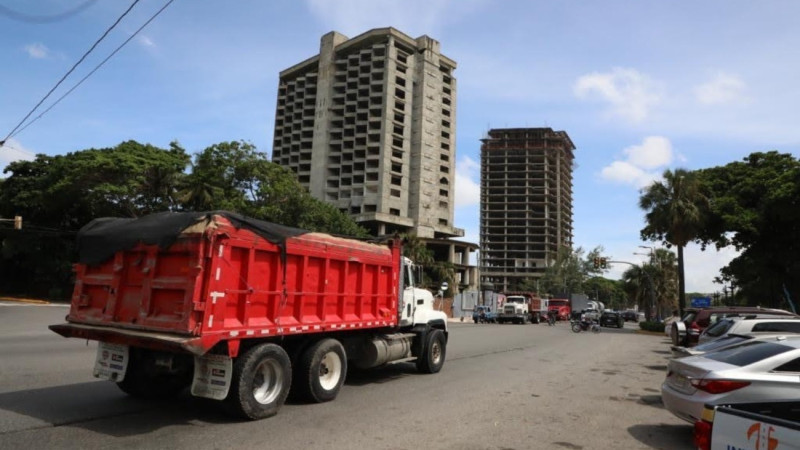 Vehículos pesados violan los reglamentos oficiales que regulan su circulación por el Malecón de Santo Domingo.