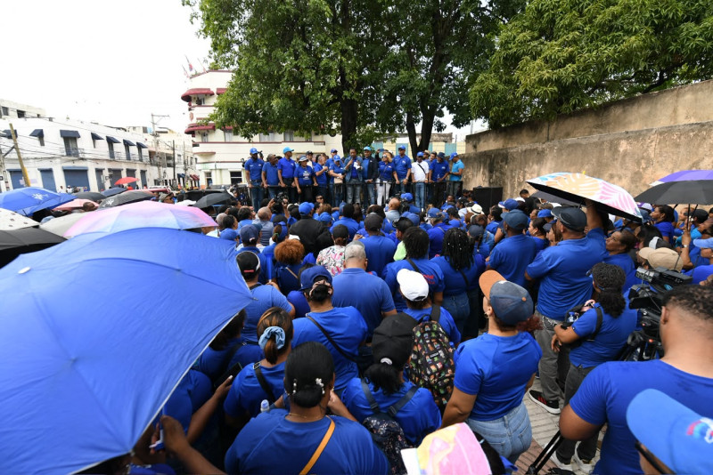 Maestros en la protesta de la ADP con sus uniformes sindicales.