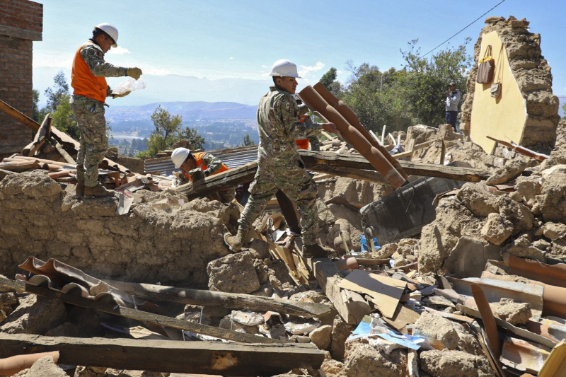 Esta fotografía, difundida por el Ministerio de Defensa del Perú, muestra a los equipos de rescate buscando entre los escombros de casas derrumbadas en las afueras de Huancayo.