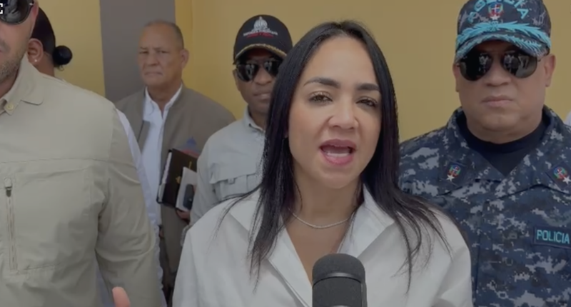 Faride Raful, ministra de Interior y Policía, cuando participa en la Mesa Local de Seguridad en Cienfuegos, distrito municipal de Santiago Oeste.