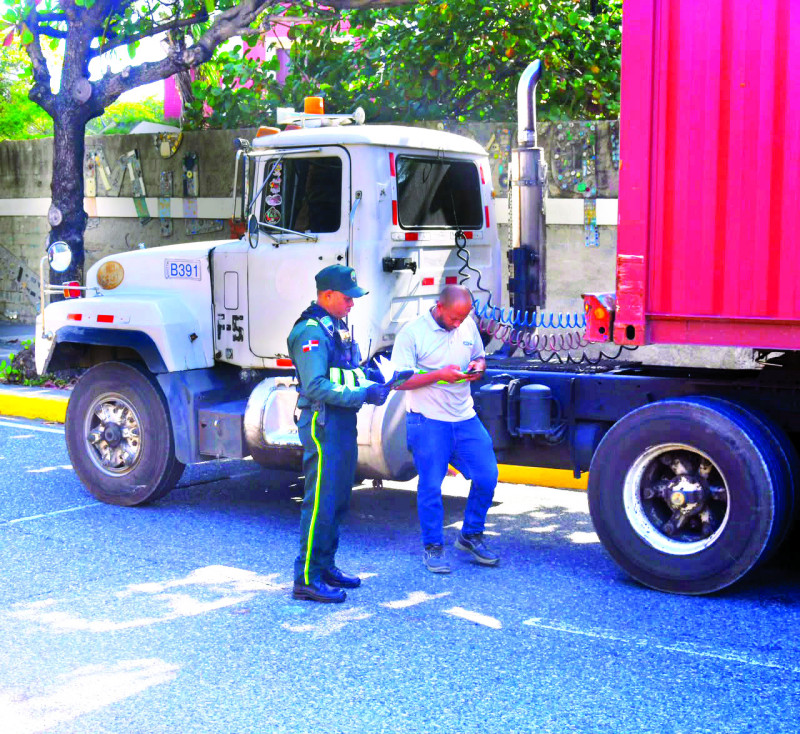 La circulación de vehículos pesados por el Malecón de Santo Domingo ha sido prohibida en varias ocasiones mediante resoluciones y normativas.