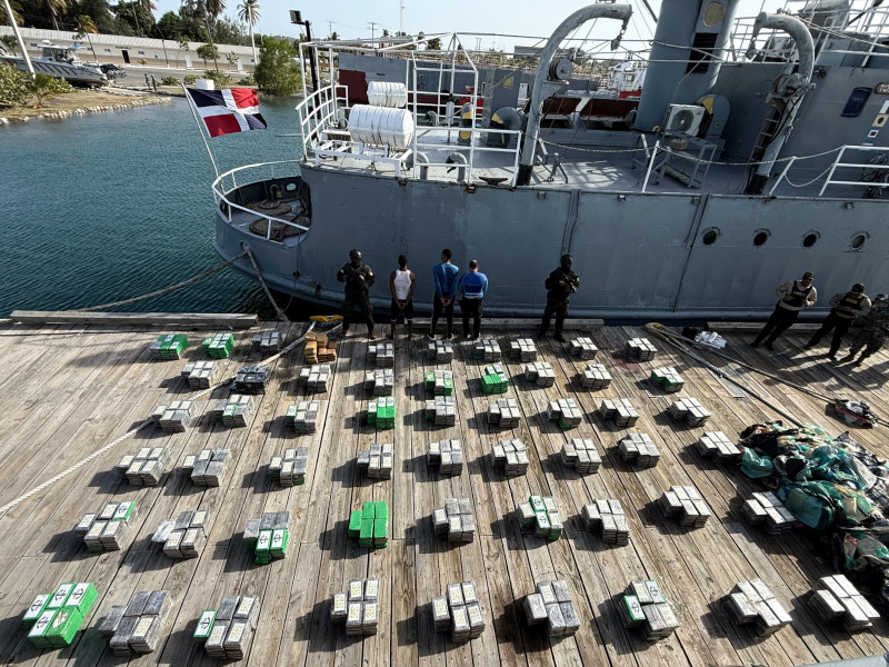 Agentes de la Dirección Nacional de Control de Drogas (DNCD) incautan un cargamento de 1,360 paquetes de presunta cocaína (1.3 toneladas) y apresaron a tres dominicanos tras una ardua persecución por aire, mar y tierra en las costas del municipio de Baní, provincia Peravia.