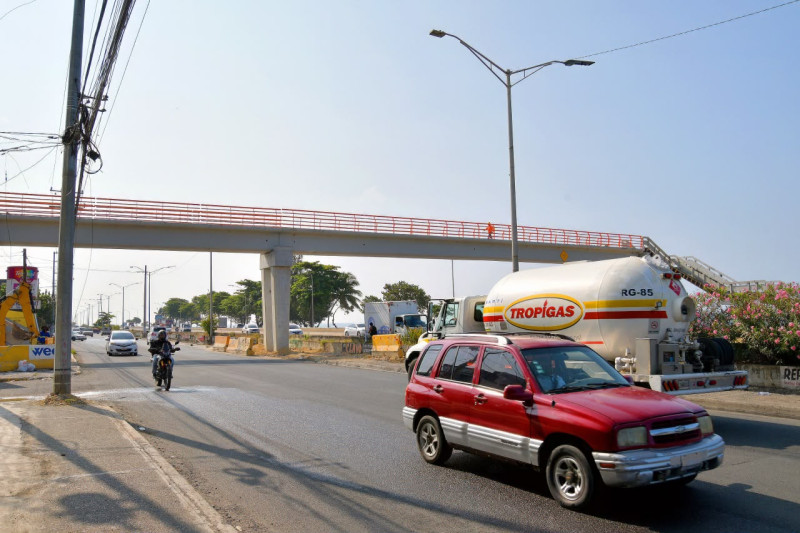 Puente peatonal en Las Américas