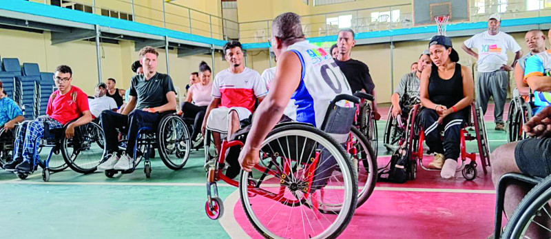 Reciben capacitación para el uso adecuado de las sillas de ruedas.