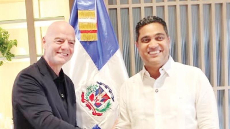 Gianni Infantino, presidente de la FIFA es recibido ´por el Ministro de Deportes Kelvin Cruz a su llegada al país para observar varios encuentros de un torneo de fútbol Sub 14.