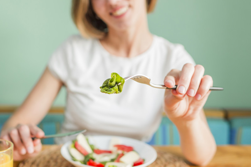 Una dieta equilibrada, rica en fibra, alimentos vegetales y ácidos grasos de calidad favorece la mejora de la función hepática.