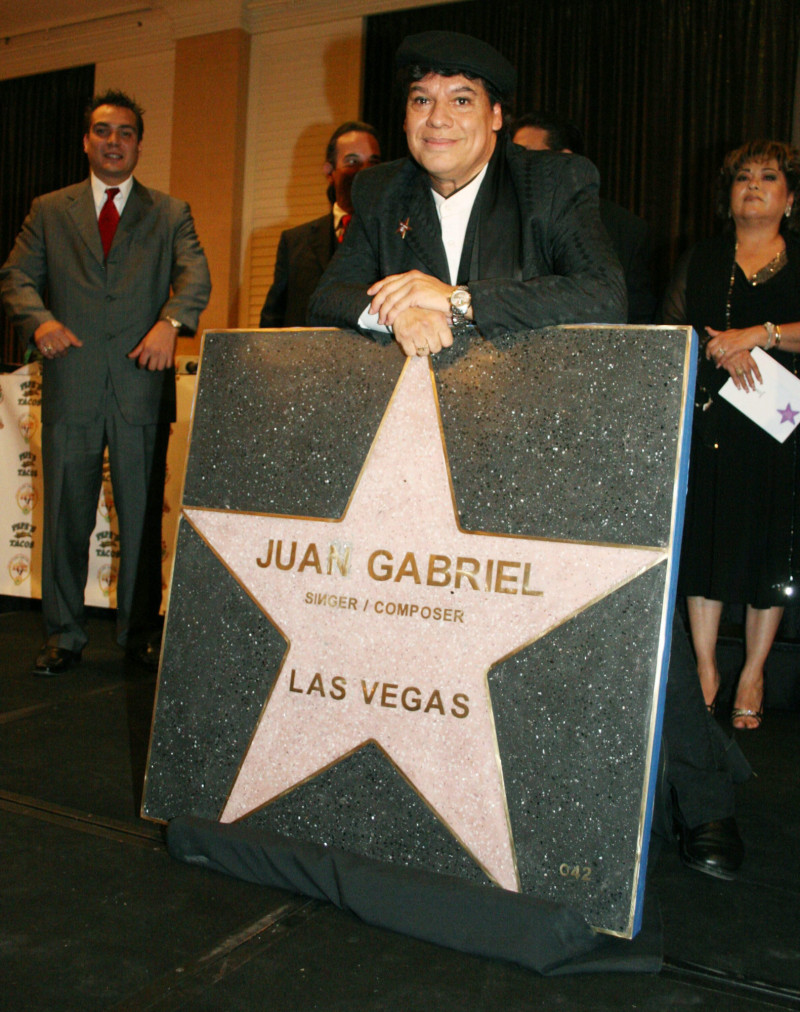 Una década después de que su voz física se apagara, la figura de Juan Gabriel se mantiene inalterable frente al paso del tiempo.