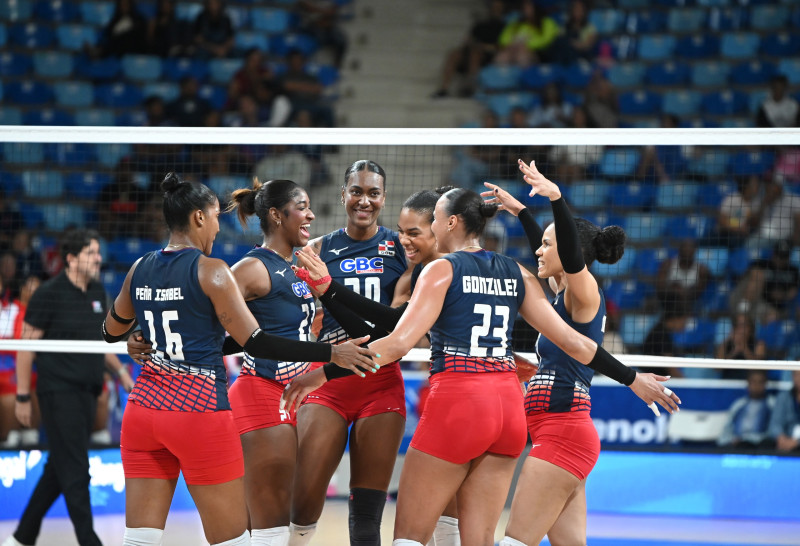 Varias de las jugadoras estelares de las Reinas del Caribe se felicitan luego de marcar uno de los puntos que tuvieron en el tercer sets ante Cuba.