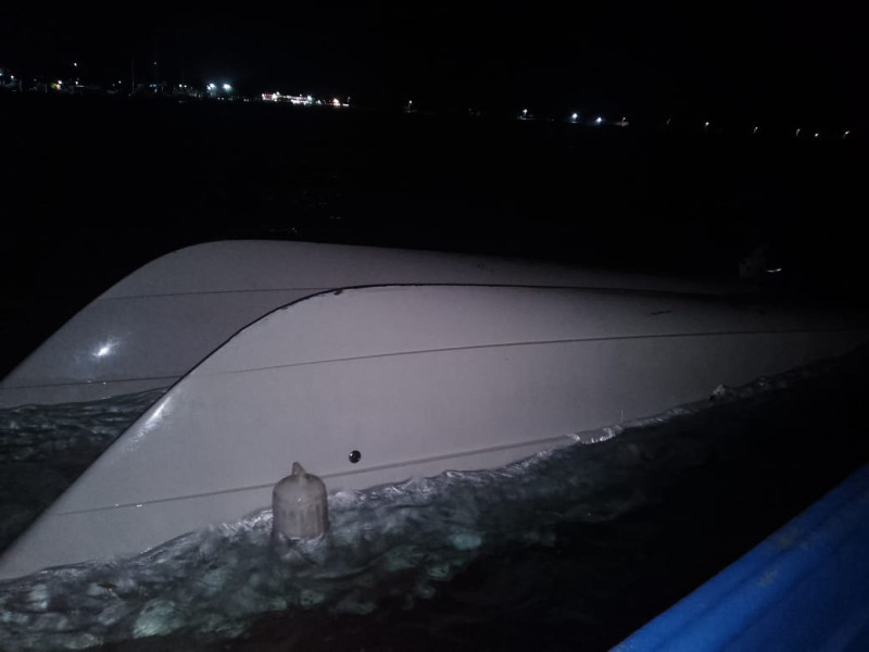 Catamarán zozobrado en Punta Salinas