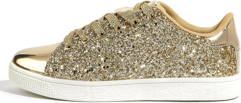 Tenis con brillos de joven adolescente