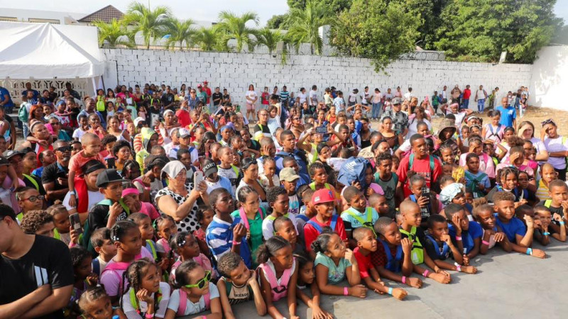 Con motivo de la apertura del año escolar, cientos de niños y niñas de comunidades de Baní recibieron mochilas y útiles escolares de la Fundación Sur Apoyarte, presidida por Nikaury Mejía.