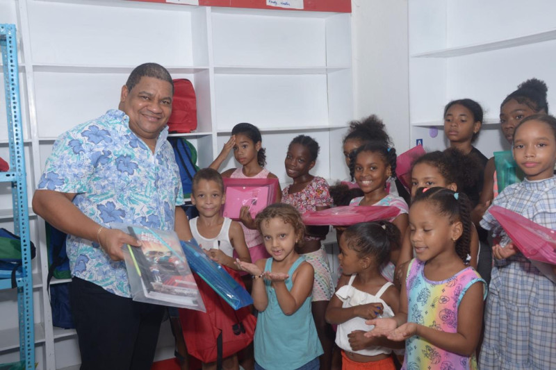 El  dirigente comunitario Yuli Norberto Martínez entregó kits y útiles escolares a niños y niñas de sectores vulnerables de la capital, como Luperón, Gualey, Espaillat, 24 de Abril, Las Cañitas, Los Guandules, La Ciénaga, Capotillo, La Zurza, Villas Agrícolas.