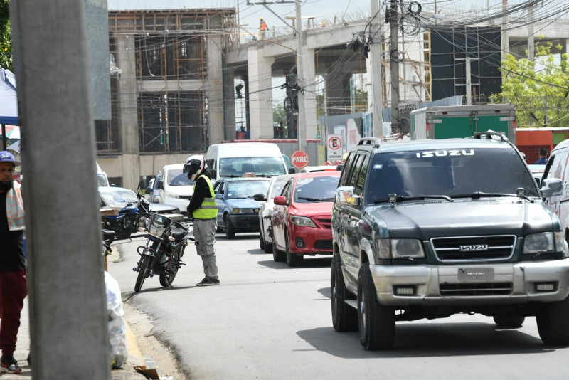 En la llamada calle Duarte vieja, el tránsito enfrenta diversas dificultades debido a la ocupación de espacios que están destinados a la circulación vehicular, lo que lo convierte en la raíz de esta problemática.