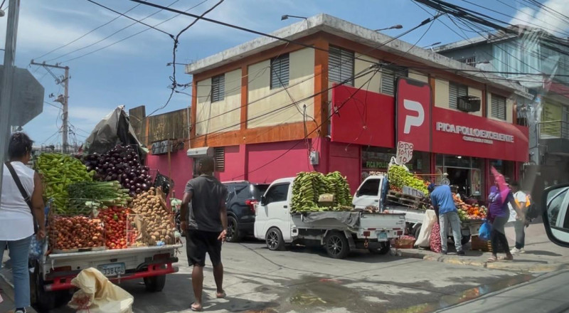 En la llamada calle Duarte vieja, el tránsito enfrenta diversas dificultades debido a la ocupación de espacios que están destinados a la circulación vehicular.