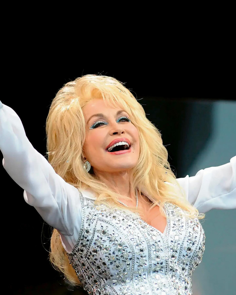 Dolly Parton fue un ícono de la música country conocida por su físico curvilíneo, pelucas rubias enormes y atuendos ajustados. La cantante del éxito "Jolene" (1973) murió el martes 25 de agosto de 2026 a los 80 años.