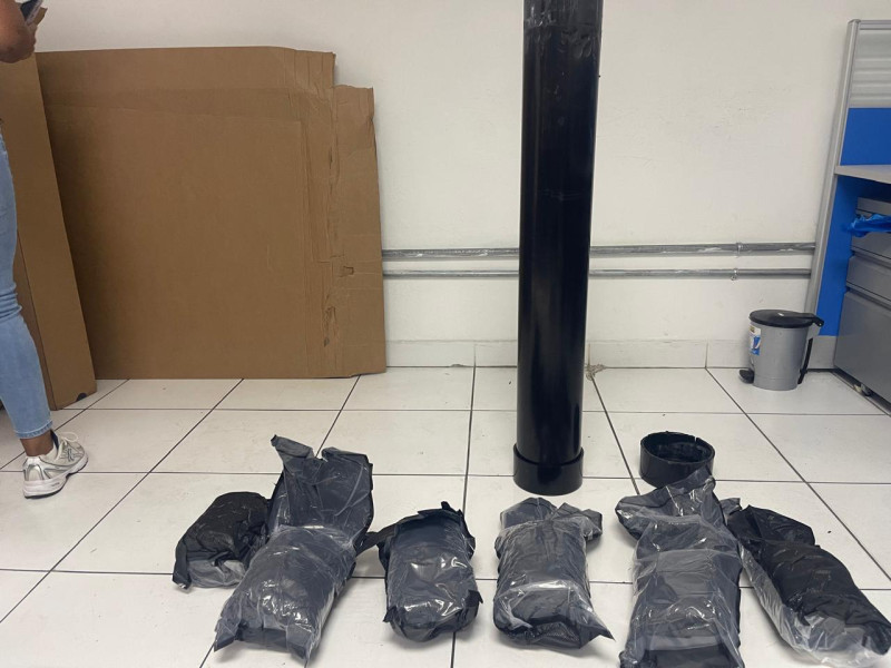 Las autoridades abrieron la caja, localizando dentro un tubo de plástico, oculto dentro de un portaplanos.