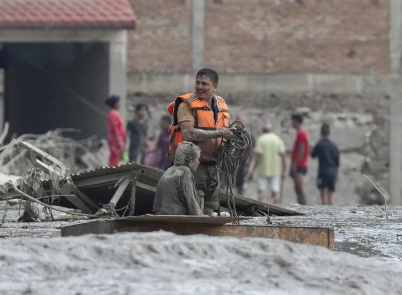 Inundación dejan alrededor de 160 muertos en Nepal y China y más de 700 desaparecidos