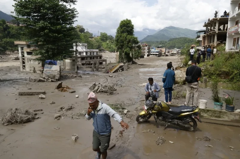 Inundación dejan alrededor de 160 muertos en Nepal y China y más de 700 desaparecidos