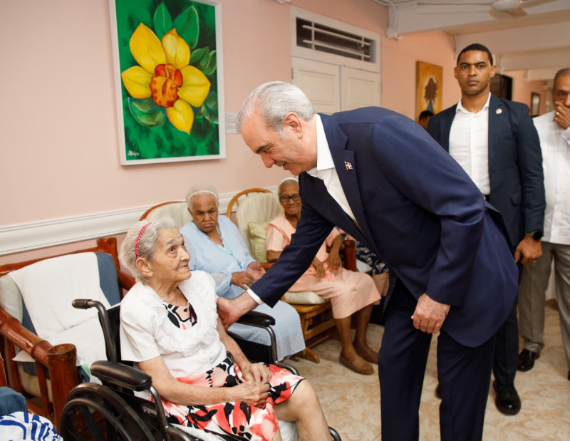 El presidente Luis Abinader comparte con envejecientes durante su visita al Hogar de Ancianos San Francisco de Asís