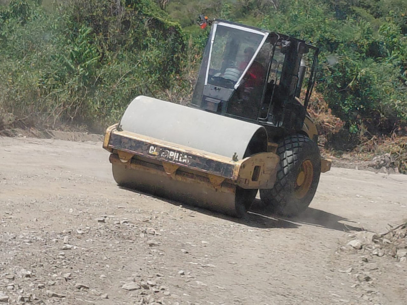 El rodillo utilizado en las tareas de reconstrucción de las carreteras en la provincia Peravia.