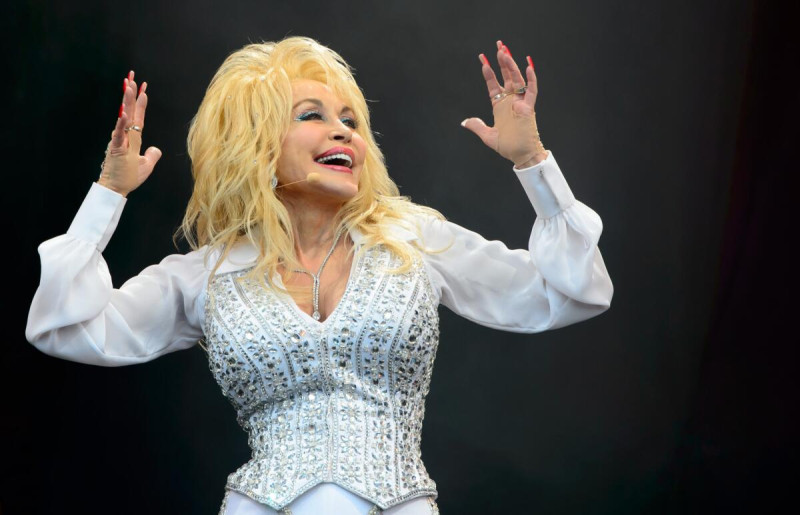 Dolly Parton actúa en el festival de música de Glastonbury, Inglaterra, el 29 de junio de 2014.