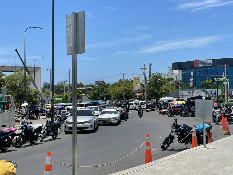 Al salir de la estación de metro María Montes, el escenario que recibe al usuario es un panorama de caos total, sin espacios para que un peatón pueda cruzar las calles con seguridad