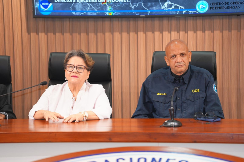 Gloria Ceballos, directora del Indomet y Erdwin Olivares, director del Indomet en rueda de prensa.