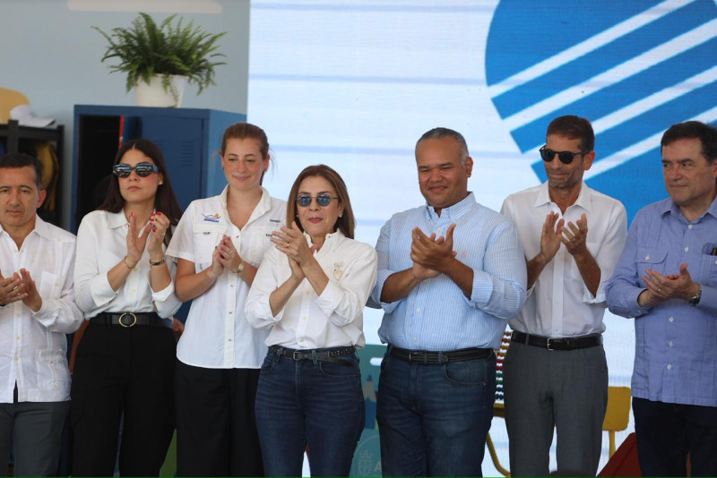 Plásticos por educación: niños reciben útiles escolares en jornada encabezada por Carolina Mejía