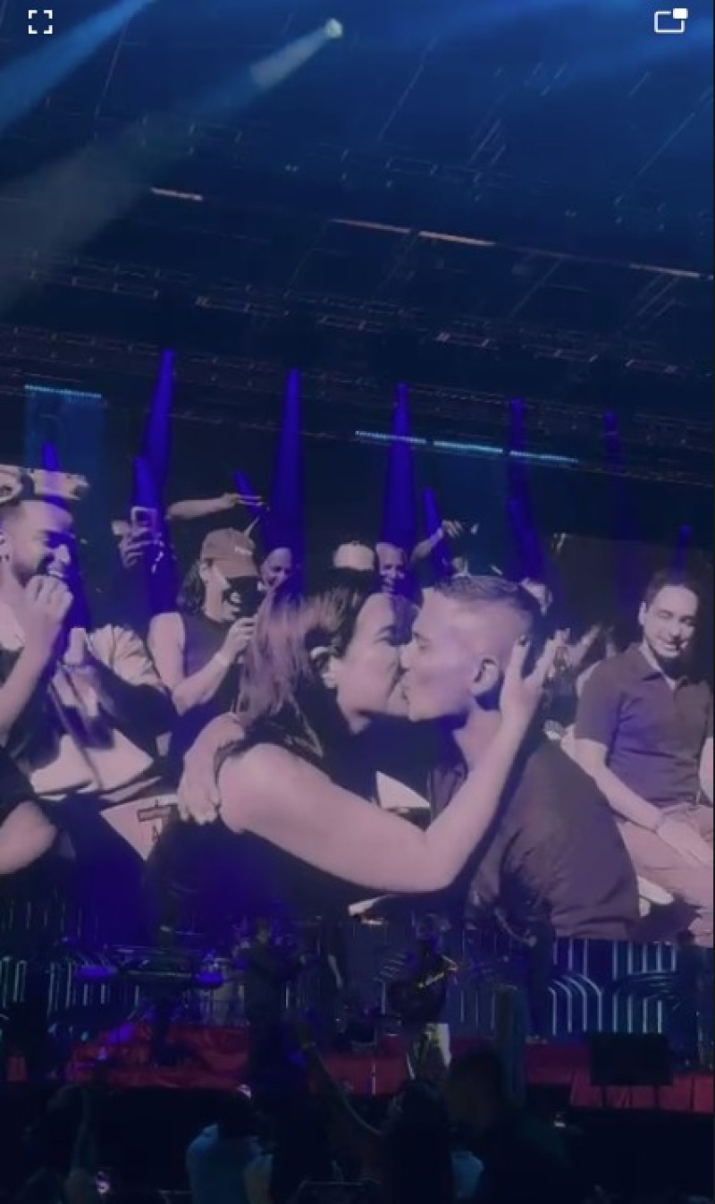 Lía le dio el sí a su pareja, que le propuso matrimonio durante el concierto.