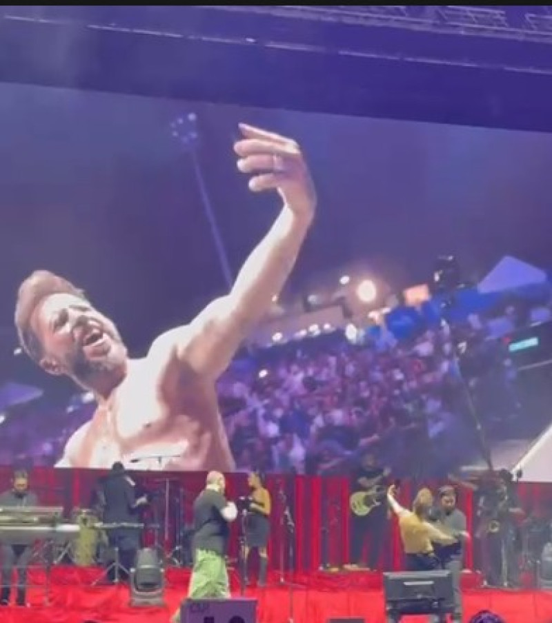 El público aclamaba "otra, otra, otra" y ahí fue cuando Leonel y Noel salieron de backstage y emocionaron al público con el inicio de la interpretación de "Entra en mi vida".