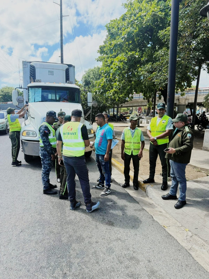 Agentes del Instituto Nacional de Tránsito y Transporte Terrestre,  (Intrant).
