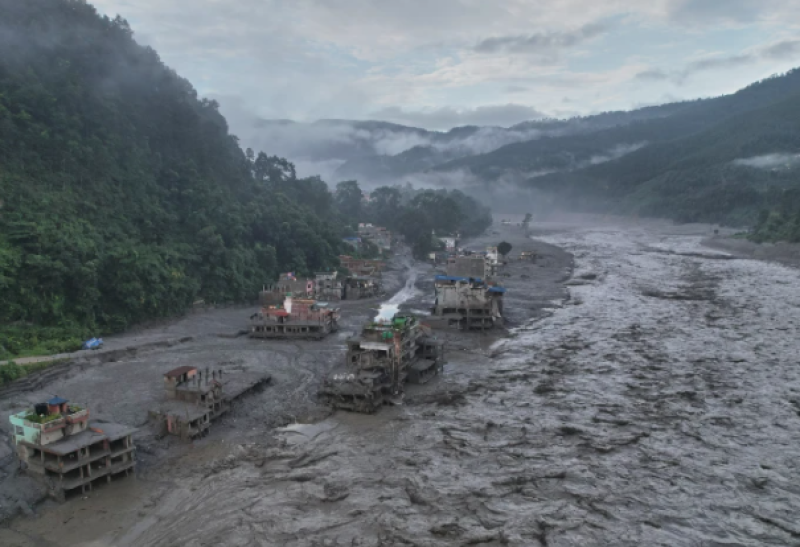 La riada dejó cientos de muertos y desaparecidos a lo largo de la frontera entre Nepal y China.