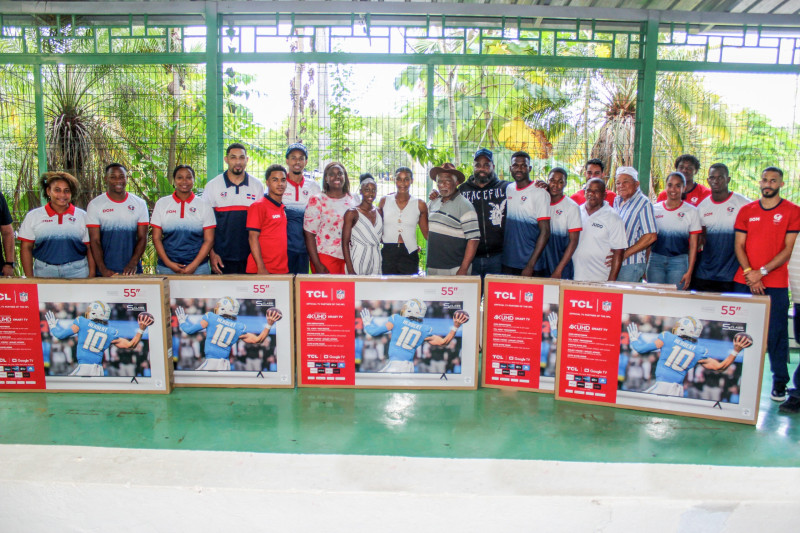Bernardo Pie, Luguelín Santos y el grupo de atletas de Bayaguana que participaron en los Juegos Centroamericanos y del Caribe, acompañados por Isaac Ogando, Fausto Severino y otros dirigentes deportivos del municipio en el simulacro de entrega de los televisores.