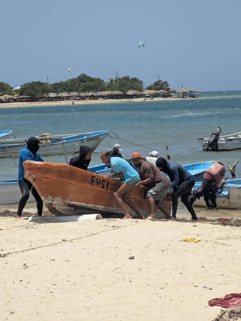 Pescadores salieron a buscar a los dos pescadores desaparecidos sin éxito.