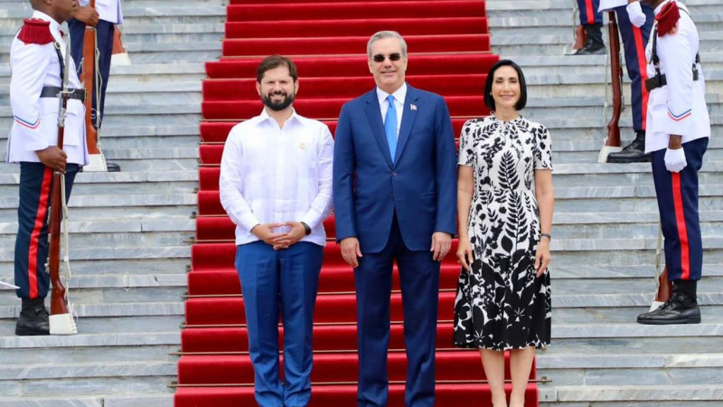 Boric posa junto Abinader en su primera visita al país como presidente de Chile.