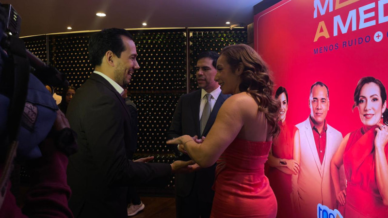 El comunicador Carlos Báez, Miralba Ruiz y Roberto Ángel Salcedo, ministro de Cultura, durante el encuentro con la prensa.