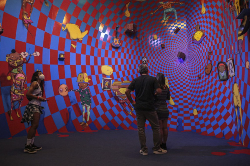 El público visita la exposición de Os Gemeos durante la reapertura de la Pinacoteca de São Paulo, en el barrio de Luz, en el centro de la ciudad