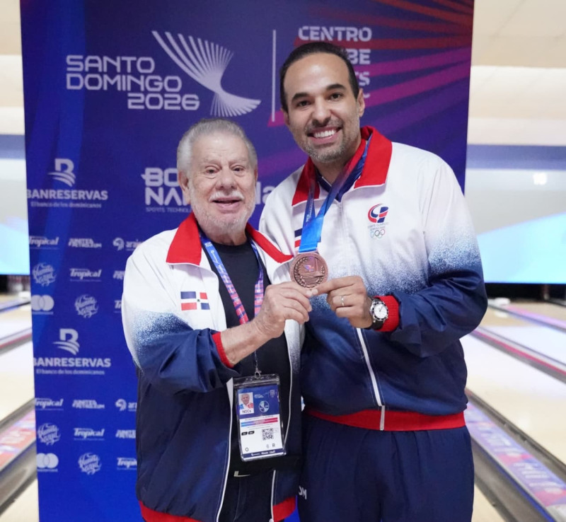 Rolando Sebelén muestra orgulloso la medalla de bronce obtenida por el espigado jugador en los Juegos Centroamericanos y del Caribe.
