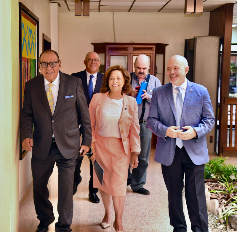El director del Listín Diario, Miguel Franjul, recibió a los invitados a su llegada al decano de la prensa nacional.