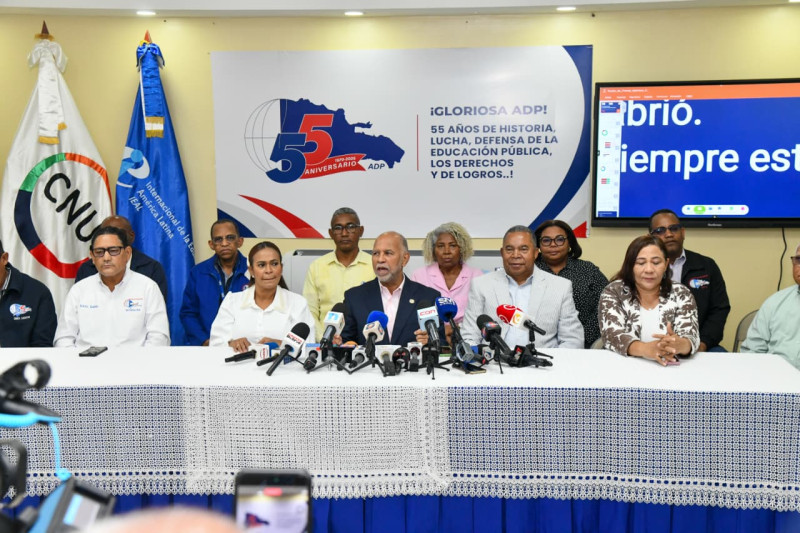 Miembros de la ADP realizan una rueda de prensa para presentar el “Primer Monitoreo de Apertura del Año Escolar 2026-2027”.