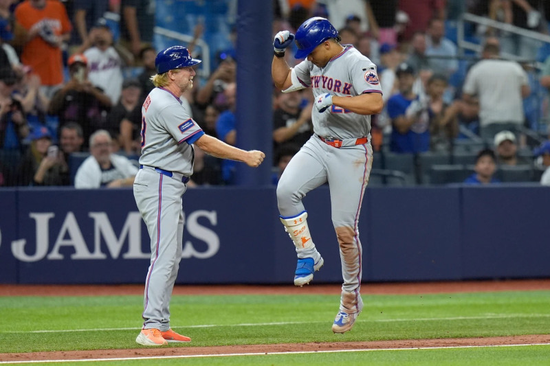 Juan Soto, de los Mets, es felicitado por el coach de tercera Tim Leiper luego de haber dado cuadrangular solitario en el octavo.