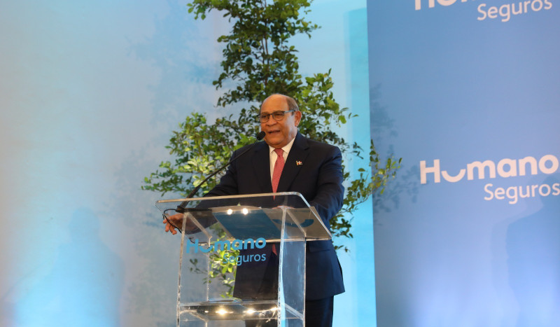 El ministro de Educación Superior, Ciencia y Tecnología (Mescyt), Rafael Santos Badía formuló el llamado al valorar el aporte de Humano Seguros, empresa que otorgó 20 becas a estudiantes de excelencia para cursar carreras vinculadas con áreas de alta demanda.