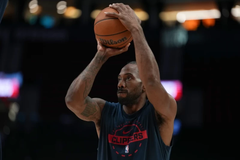 El alero de los Clippers Kawhi Leonard calienta antes de un encuentro de la NBA, el 10 de abril del 2026.