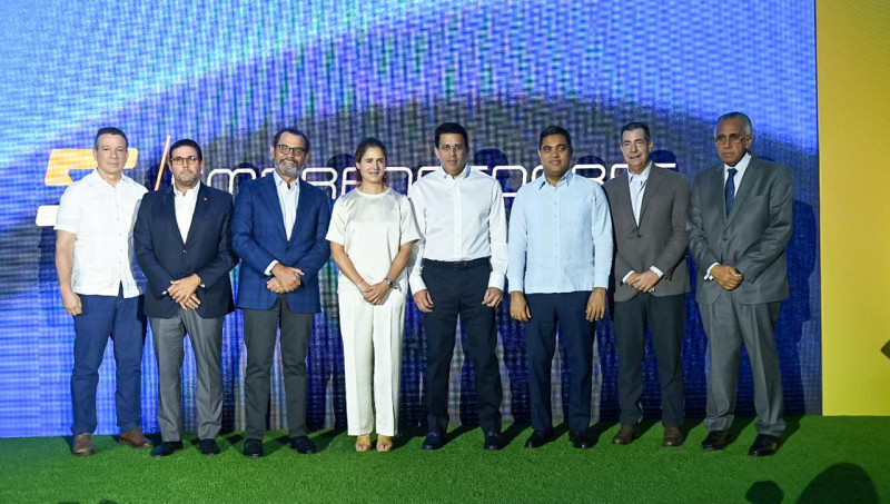José Jiménez, Enrique Valverde, presidente de la Federación Dominicana de Golf; José Miguel Bonetti, Lorena, Collado y Kelvin Cruz, ministros de Turimo y Deportes, respectivamante así como Domingo Bermúdez y Luisín Mejía.