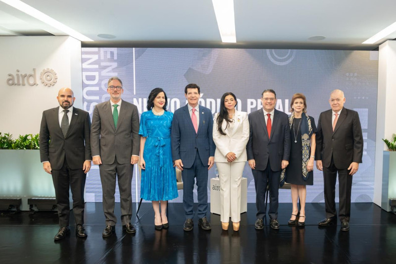Dirigentes empresariales junto a la procuradora general de la República, Yeni Berenice Reynoso.