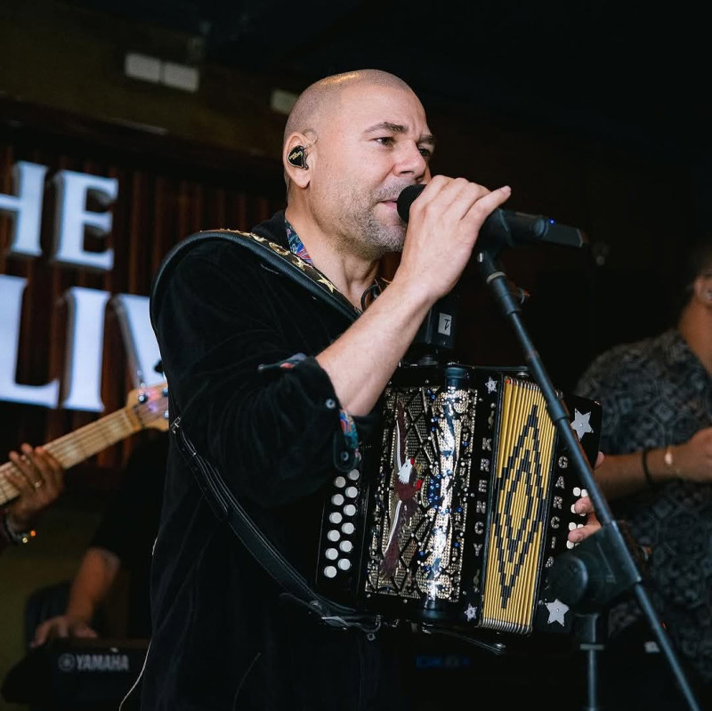 Krency García "El Prodigio" es uno de los más destacados y revolucionarios acordeonistas y cantantes de merengue típico de República Dominicana.